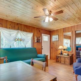 Walk to Lakefront! Cabin 21 Mi to Boyne Mtn Resort, hotel em Charlevoix