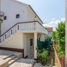 1 Bedroom Beautiful Apartment In Karin Gornji