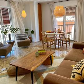 Mountain Retreat with stunning terrace views, hotel a Pedralba