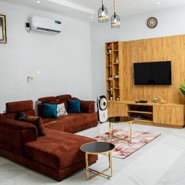 NIFEWAT APARTMENT,2 bedroom apartment NICE SUITE with pool, gym,Netflix, WiFi and sitting out area
