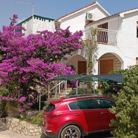 Apartments with parking space Sutivan, Brac - 21426, hotelli kohteessa Sutivan