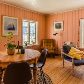 Vinjestogo- mesmerizing mountain view, sauna with a view and eco living in an old school house, hotel v destinaci Løken