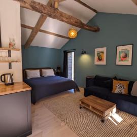 Riverside cabin with private terrace + hot tub, hotel a Mauléon-Barousse