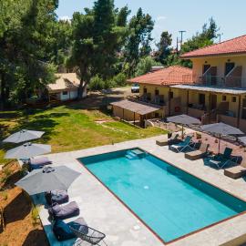 Pefkon Suites، فندق في أفيتوس