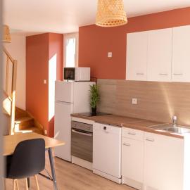 KASA DUPLEX - Climatisation - Balcon - Parking Privé, hotell i Rive-de-Gier