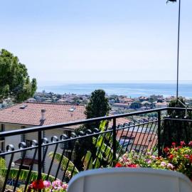 Seaview Deluxe apartment - Billiard - AC in the Bedrooms - Pool June 16-Sept 15, hotell i Vallecrosia