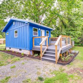 Cozy Hiker's Hideaway: Steps From Creeper Trail!، فندق في Damascus