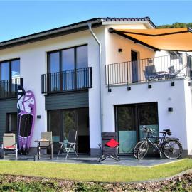 Ferienhaus direkt am Diemelsee-Heringhausen-Willingen-Toplage-Sauna-3 Schlafzimmer-2 Terrassen-109 qm-incl Wäsche、ヘリングハウゼンのホテル
