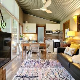 Rusty's Hideaway - Adorable tiny house on a beautiful farm, Hotel in Moorland