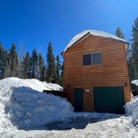 The Bear Den - DREAM LOCATION WALKING DISTANCE TO LAKE AND VILLAGE!