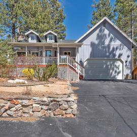 Serenity Knoll - Hot Tub, Walk to Lake, Pool Table, Deck, Barbecue
