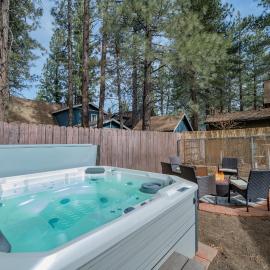 Sherwood Cottage - Charming and cozy cabin that has back deck with a Hot Tub!