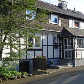 Romantik Ferienhaus 1854، فندق في Elpe