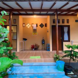Nitha Homestay Near Train Station、バニュワンギのホテル