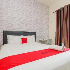 RedDoorz Syariah near Green Park Jatiwarna