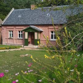 Ceglany Domek w Gryżynie, hotel in Bytnica