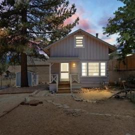 Big Bear Bungalow - Modern aesthetics meet mountain charm in this newly remodeled two-story home, hotel in Big Bear Lake