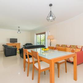 Casa Mergoux - Quiet - Spacious - AC - Wi-Fi - Smart TV、タヴィラのホテル