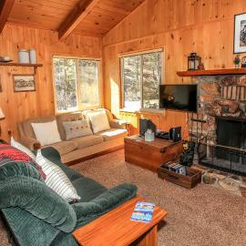 Owl Cabin - Sierra style cabin located on a quiet road in Fawnskin and backs up to National Forest!, hotel in Fawnskin