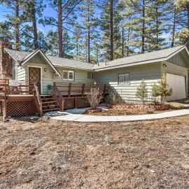 Snowridge - Charming classic cabin with a wood burning fireplace and WiFI!, Hotel in Big Bear City