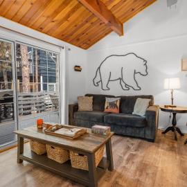 Dark Pine Retreat - Excellent setting compliments this charming Big Bear cabin!, Hotel in Big Bear City