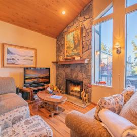 Lakefront Viking Oasis - Beautiful Viking Estates condo complex on the lake!, hotel a Big Bear Lake