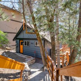 Forest Escape - Situated on the quiet side of the lake, nicely decorated contemporary cabin!, hotel in Fawnskin