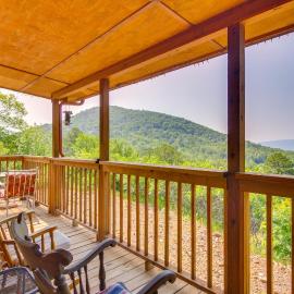 Cozy Lake Sardis Cabin w/ Stunning View!, hotel a Clayton