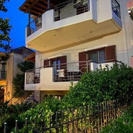 Helen’s house، فندق في باليروس