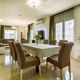 Private Apartment Kerum Plus Rooftop with Intex Pure Spa, ξενοδοχείο σε Stobreč