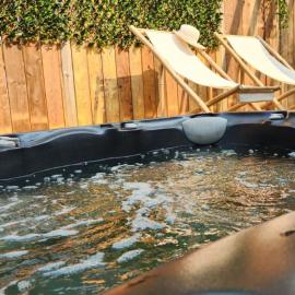 Boho Cottage - Hot tub and close to Beach, hotel in Fort Erie