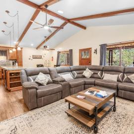 Moose Tracks Lodge - Forest and mountain views! Smart TV with streaming app and Game Room!, Hotel in Big Bear City