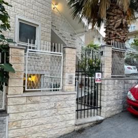 Spacious Apartment with 2 Bathrooms, Near Beach and Center