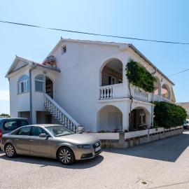 Apartments with parking space Povljana, Pag - 21318, hotel in Povljana