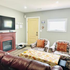 Cozy 3-bedroom farmhouse in wine-country, hotel in Niagara-on-the-Lake