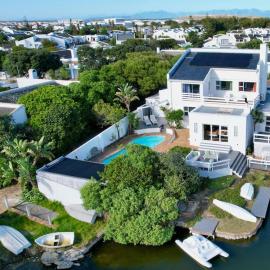 Tranquil Waterfront Hideaway with Stunning Views