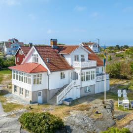 Lägenhet med havsutsikt & uteplats i vårt hus på Käringön, hotel sa Käringön
