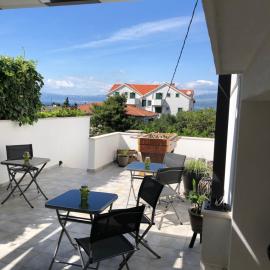 Karina Apartments, hotel di Supetar