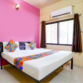 Via Ravikiran, hotel u gradu 'Māngvādi'