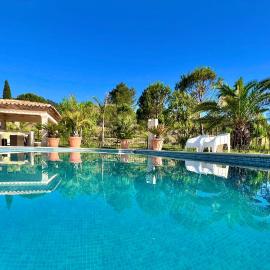 Villa La Source 83 - Room Close to St Tropez، فندق في كوغولين