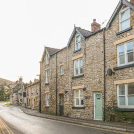 Happy Feet Cottage, Sleeps 6, hotel a Bradwell
