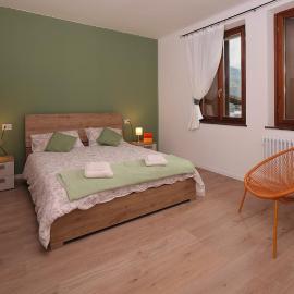 Arché Verzegnis - unità abitativa ammobiliata ad uso turistico, hotel en Chiàicis