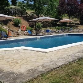 Case in campagna con piscina a Todi