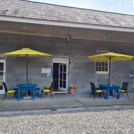 Loughcrew Courtyard House, מלון בOldcastle