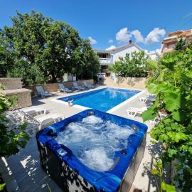 Pool Apartments Knežević Novalja