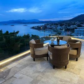Luxurious 2-Bed Seaside Apartment in Saronida, hotel in Saronida
