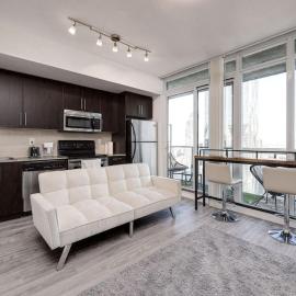 Cityscape 1BR Condo with Private Balcony amd WFH setup، فندق في تورونتو