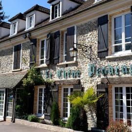 Le Chene Pendragon, hotel v mestu Saint-Léger-en-Yvelines