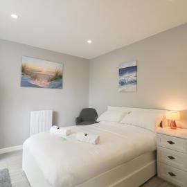Modern Room with Private Outdoor space - Pass the Keys