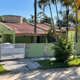 Casa com ar condicionado a 50 metros da Praia da Riviera no Jardim São Lourenço - Casa com Wi-Fi